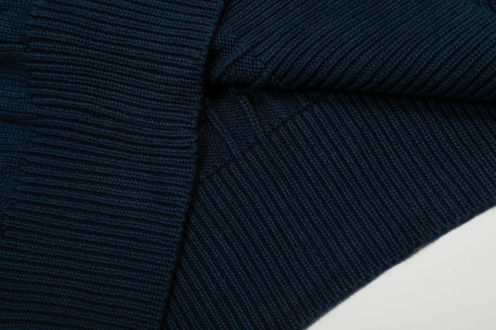 P230 Top quality" Style number: DS006# (not off the shelves all year round) [Ralph Lauren round neck solid color pony embroidery logo twist knitted cardigan] ✅Ralph Lauren Ralph Lauren classic basic versatile knitted cardigan jacket for all seasons ✅Main supplier platform live broadcast Wholesale entity Replacement if out of stock Not off the shelf ✅ZP quality 1:1 version Scan the code to enter the GF website Counter quality ✅Detailed quality The only one in Guangzhou Imported quality cotton yarn Focus on high-end, cost-effective, and good quality. Needless to say, the version is restored to the original version. The maximum size can be worn up to 160 pounds. Loose, comfortable and stress-free. ✅The upper body is simple and easy to match. A must-have for goddess ootd. Good-looking clothes are never picky. Must-have items in goddess wardrobe. Size: S- Navy blue white label Navy blue red label